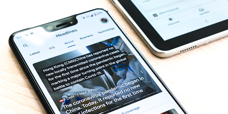 一群球迷在社区论坛热烈讨论比赛场景